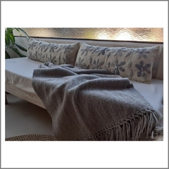 Maxi almohadón de lana de oveja bordado con lana 30x70 cm (tonos grises)