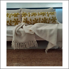 PRE VENTA Maxi almohadón de lana de oveja bordado con lana 30x70 cm (mostaza) - comprar online