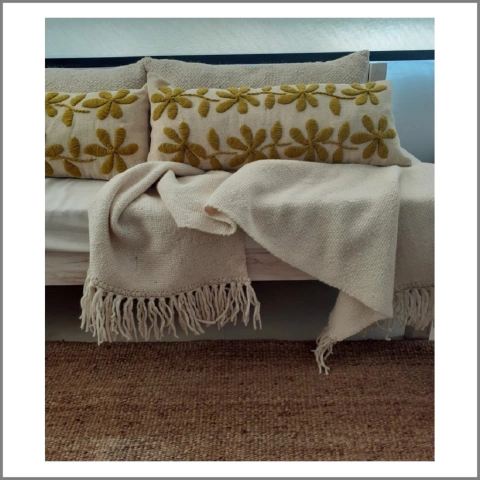 PRE VENTA Maxi almohadón de lana de oveja bordado con lana 30x70 cm (mostaza) - comprar online