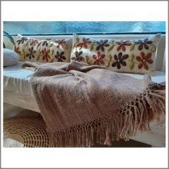 PRE VENTA Maxi almohadón de lana de oveja bordado con lana 30x70 cm (Natural) - comprar online