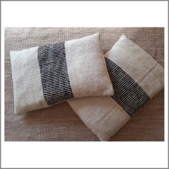 PRE VENTA Almohadón natural con peinecillo negro - buy online