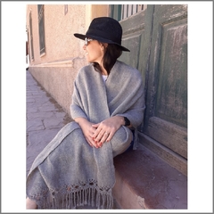 PRE VENTA Pashmina de lana de llama tejida en telar color gris claro