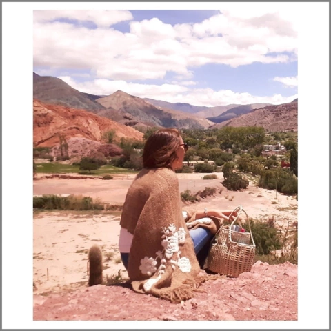 PRE VENTA Manta Rosas tabaco claro bordada en tonos neutros