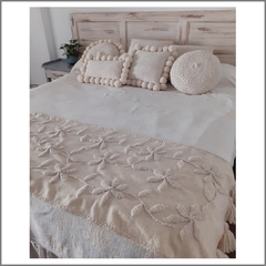 PRE VENTA Pie de cama de picote bordado a mano con flores tonos neutros