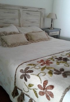 PRE VENTA Pie de cama de picote bordado a mano con flores tonos neutros - comprar online