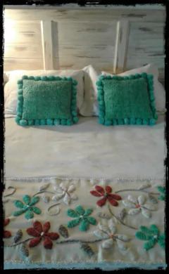 PRE VENTA Almohadón cuadrado con pompones 40x40 cm - ulala