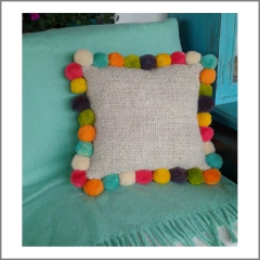 Almohadón cuadrado con pompones 30x30 cm - colores vivos - buy online