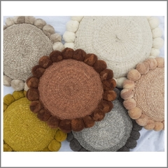 Almohadón redondo con pompones 30 cm - colores neutros