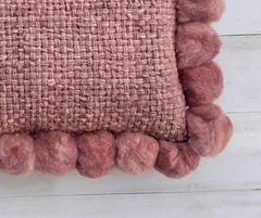 Almohadón rectangular con pompones - tienda online