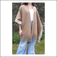 PRE VENTA Ruana de llama color camel tejida en telar con guarda