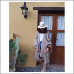 Ruana de lana de llama, oveja y algodón tejida en telar color beige