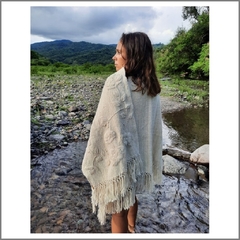 PRE VENTA Ruana de lana de llama color natural tejida en telar y bordada con motivos florales - buy online