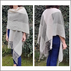 PRE VENTA Ruana de lana de llama color gris y natural con rayas tejida en telar