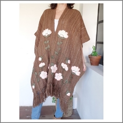 PRE VENTA Ruana de lana de llama color tabaco tejida en telar y bordada con motivos florales