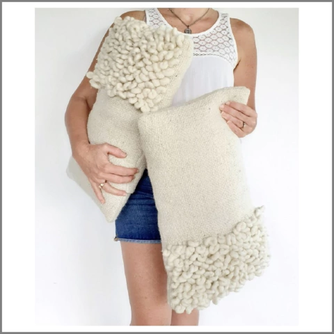 PRE VENTA Almohadón rectangular con rulos de vellón