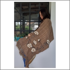 PRE VENTA Manta pensamiento tabaco claro bordada en tonos neutros