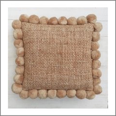 PRE VENTA Almohadón cuadrado con pompones 30x30 cm - colores neutros - ulala