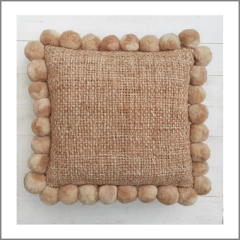 Almohadón cuadrado con pompones 50x50 cm on internet