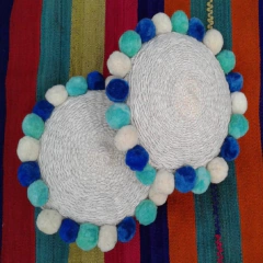 Almohadón redondo con pompones - colores vivos