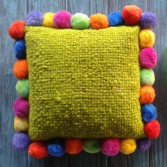 PRE VENTA Almohadón cuadrado con pompones 30x30 cm - colores vivos - tienda online