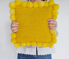 Almohadón cuadrado con pompones 50x50 cm - online store