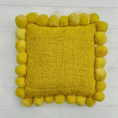 Almohadón cuadrado con pompones 30x30 cm - colores vivos