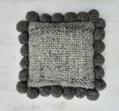 Almohadón cuadrado con pompones 50x50 cm