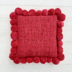 Almohadón cuadrado con pompones 50x50 cm on internet