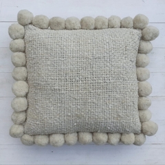 PRE VENTA Almohadón cuadrado con pompones 50x50 cm - tienda online