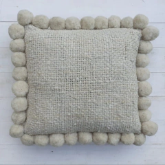Almohadón cuadrado con pompones 50x50 cm - online store