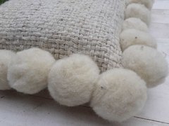 PRE VENTA Almohadón cuadrado con pompones 30x30 cm - colores neutros - tienda online