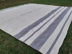 Alfombra natural con rayas grises asimétricas - comprar online