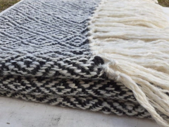 Imagen de Pashmina de lana de llama tejida en telar motivo ojo de perdiz