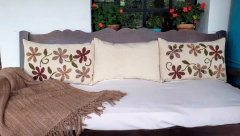 Almohadón de lana de oveja bordado con lana 40x60 cm - buy online