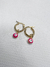 Argollitas con dije ojo turco esmaltado fucsia acero dorado