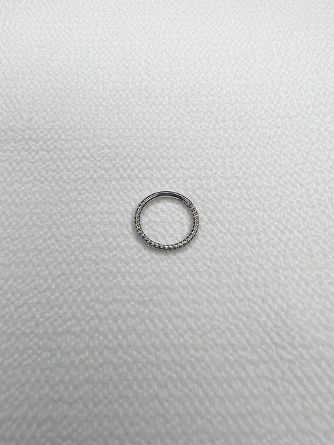 Piercing sin fin bisagra texturado acero quirúrgico - 1,2 cm. - comprar online