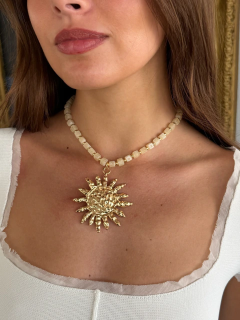 Collar Sol Piedras Cuadradas Crema