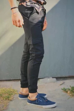 Jogger cargo de hombre en internet