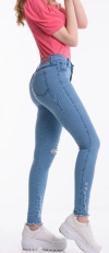 Jean tiro alto con deshilache en una rodilla art 31 MZ