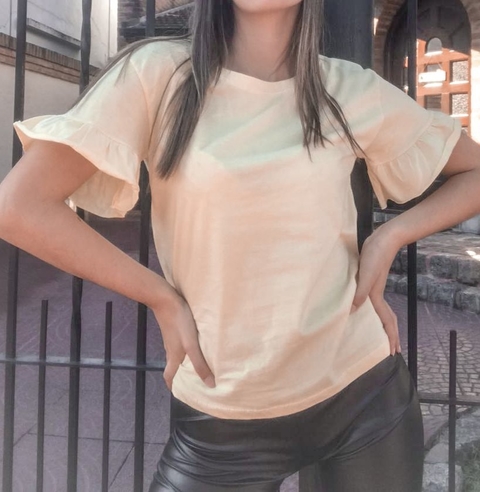 Remera de algodon con volado en mangas