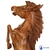 Escultura artesanal de cavalo em madeira, apresentando detalhes realistas na crina e postura do animal.