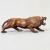 Escultura de leão em madeira com acabamento detalhado, representando o animal em posição de ataque com a boca aberta