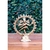 Estátua de Shiva Nataraja em metal dourado, dançando dentro de um círculo decorativo, com detalhes elaborados.