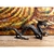 Dragão decorativo de bronze de 40cm, posicionado sobre uma superfície de madeira, com detalhes intricados na escultura.