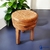 Banqueta de madeira de demolição com detalhes decorativos no assento, ideal para decoração e uso em ambientes internos.