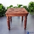 Mesa Indiana de madeira com detalhes entalhados, ideal para decoração de interiores.