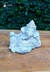 Estátua de Ganesha deitado, esculpida em pedra, com detalhes ricos e expressão serena.