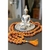 Japamala de Rudraksha com 108 contas em destaque, disposta ao lado de uma estátua de Buda em um suporte decorativo.