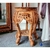 Banqueta de madeira com detalhes entalhados, altura de 45cm, ideal para decoração e uso em ambientes internos.
