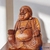 Escultura de madeira do Buda feliz, medindo 60 cm.